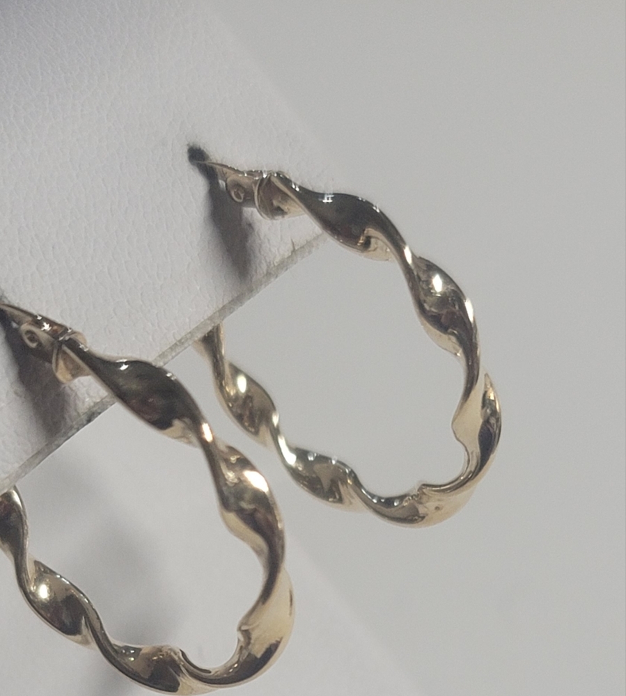 E135  10k Gold Twisted Hoop Earrings